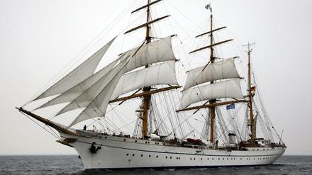 Das Marine-Segelschulschiff "Gorch Fock" fährt bei der Geschwaderfahrt der Hanse Sail auf der Ostsee vor Rostock-Warnemünde.