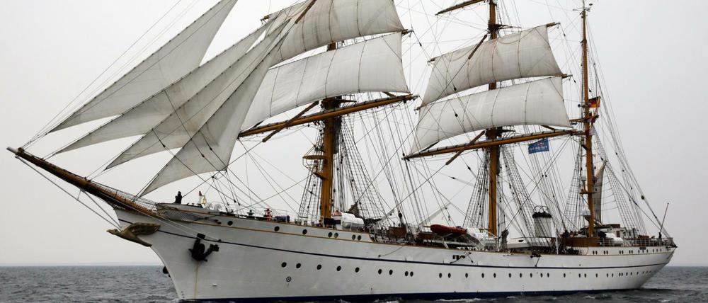 Das Marine-Segelschulschiff "Gorch Fock" fährt bei der Geschwaderfahrt der Hanse Sail auf der Ostsee vor Rostock-Warnemünde.