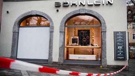 Bei einem spektakulären Einbruch sind die Täter mit einem Auto in ein Bamberger Juweliergeschäft gefahren.