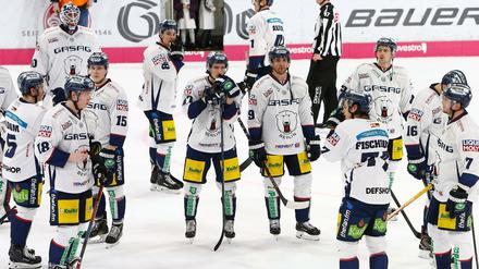 Wieder nüscht. Die Eisbären nach dem Spiel in Wolfsburg. 