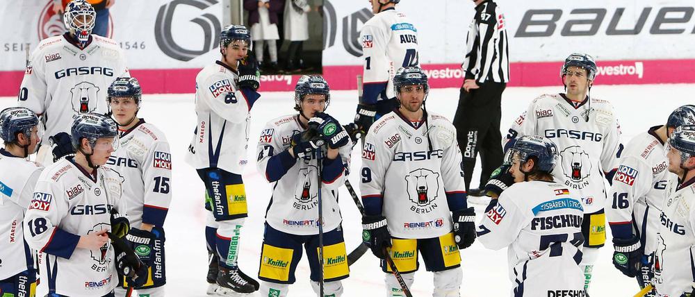 Wieder nüscht. Die Eisbären nach dem Spiel in Wolfsburg.