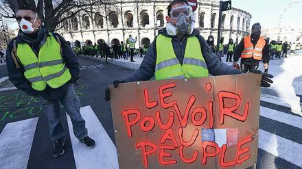 Gelbwesten protestieren vor der antiken römischen Arena in Nîmes.