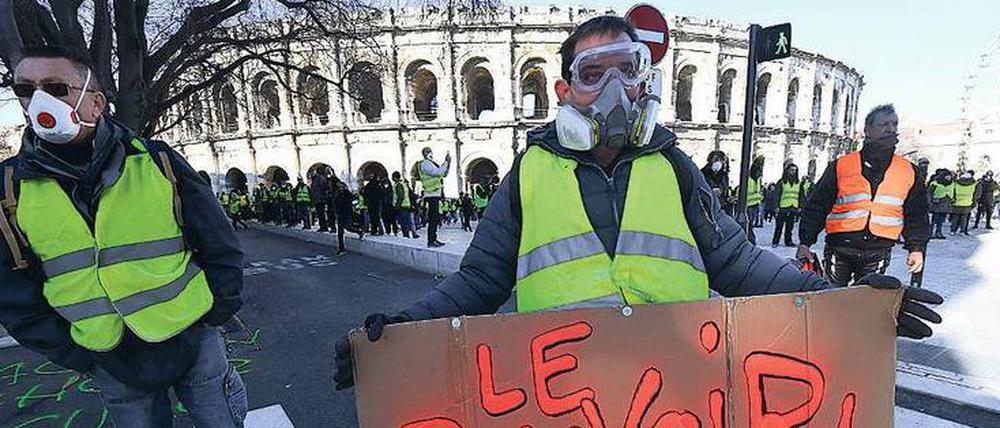 Gelbwesten protestieren vor der antiken römischen Arena in Nîmes.