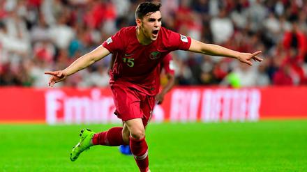 Emotional aufgeladen. Katars Abwehrspieler Bassam al Rawi und seine Teamkollegen konnten bisher schon zwei souveräne Siege beim Asien-Cup feiern. Gegen Saudi-Arabien geht es nun um den ersten Platz in ihrer Vorrundengruppe – doch angesichts der Spannungen zwischen beiden Staaten rückt der Sport fast in den Hintergrund.