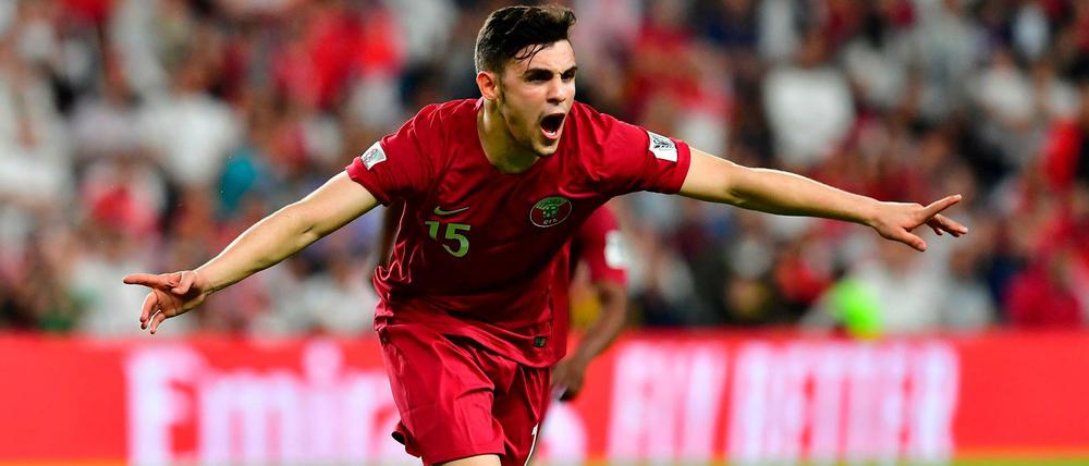 Emotional aufgeladen. Katars Abwehrspieler Bassam al Rawi und seine Teamkollegen konnten bisher schon zwei souveräne Siege beim Asien-Cup feiern. Gegen Saudi-Arabien geht es nun um den ersten Platz in ihrer Vorrundengruppe – doch angesichts der Spannungen zwischen beiden Staaten rückt der Sport fast in den Hintergrund.