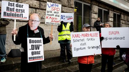 Kundgebung gegen den Verkauf von Mietwohnungen in der Karl-Marx-Allee an die Deutsche Wohnen 