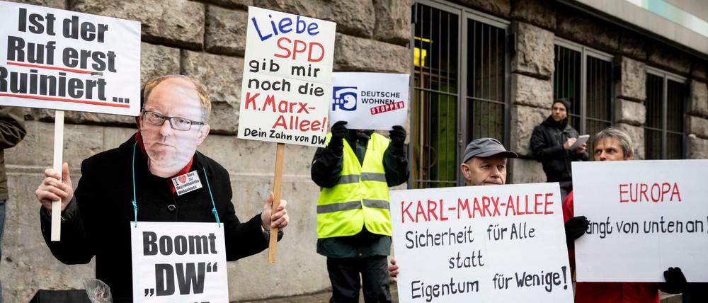 Kundgebung gegen den Verkauf von Mietwohnungen in der Karl-Marx-Allee an die Deutsche Wohnen