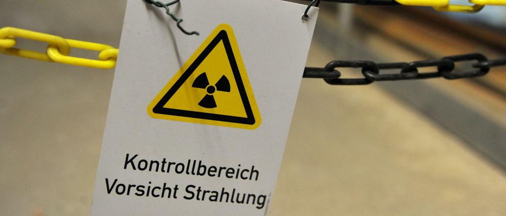 Ein an einer Kette befestigtes Schild warnt vor Strahlung im atomaren Zwischenlager in Gorleben.