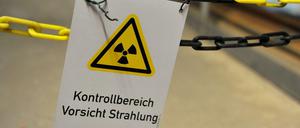Ein an einer Kette befestigtes Schild warnt vor Strahlung im atomaren Zwischenlager in Gorleben.