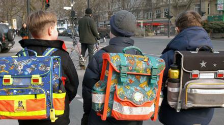 Schüler auf dem Weg nach Hause. In Friedrichshain sollen Unbekannte Kinder mit einem Hundewelpen gelockt haben.