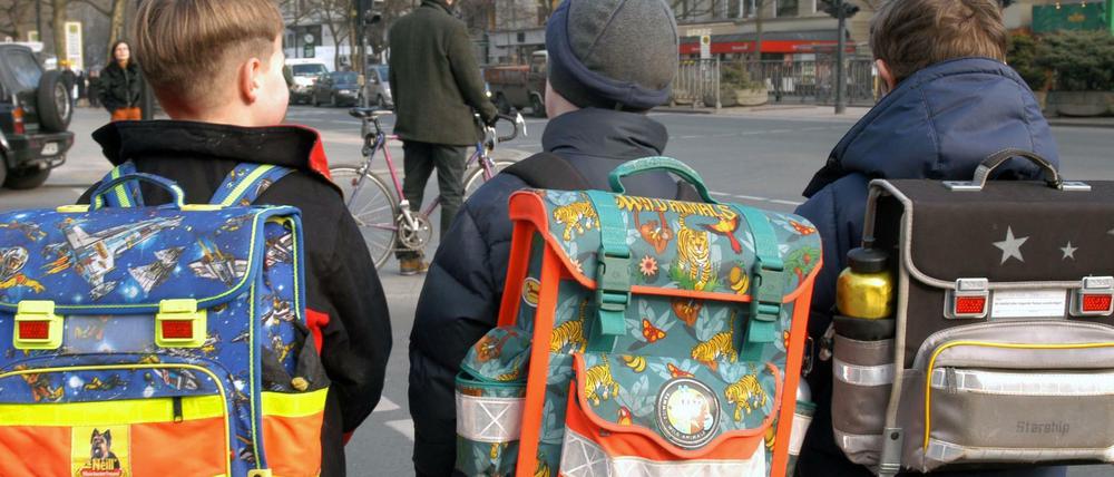 Schüler auf dem Weg nach Hause. In Friedrichshain sollen Unbekannte Kinder mit einem Hundewelpen gelockt haben.