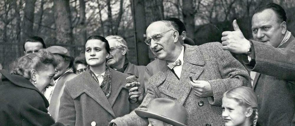 Otto Suhr (in der Mitte des Bildes) war erster Direktor der neuen Hochschule - und ab 1955 Regierender Bürgermeister von Berlin. Das Bild zeigt ihn im Jahr darauf.