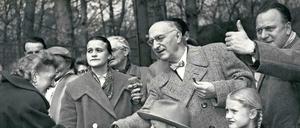 Otto Suhr (in der Mitte des Bildes) war erster Direktor der neuen Hochschule - und ab 1955 Regierender Bürgermeister von Berlin. Das Bild zeigt ihn im Jahr darauf.