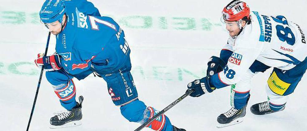 James Sheppard (r.) musste in Mannheim verletzt vom Eis. 