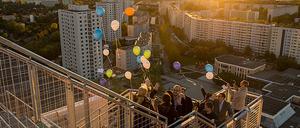 Der „Degewo-Skywalk“ in Marzahn. Die Landesfirma machte im Jahr 2017 Gewinn, trotz Zurückhaltung bei den Mieterhöhungen.
