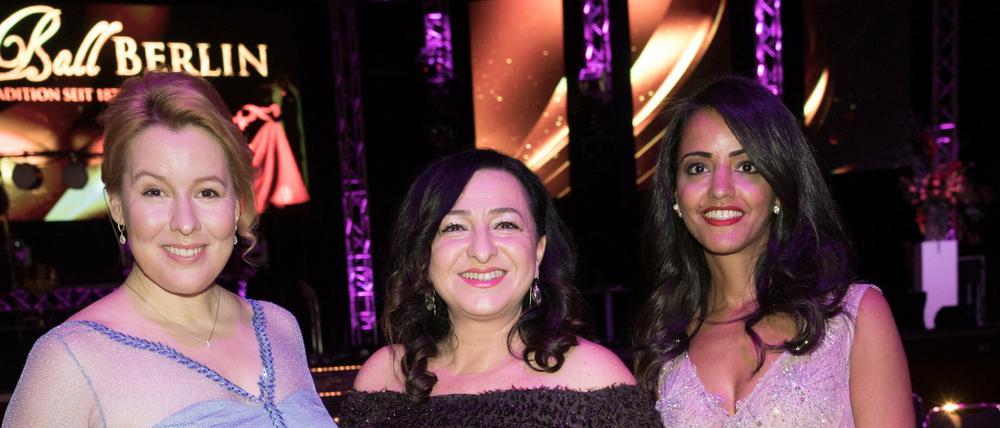 Die Drei von der Tanzstelle. Bundesfamilienministerin Franziska Giffey, Gesundheitssenatorin Dilek Kolat und Staatssekretärin Sawsan Chebli (v.li.) auf dem Presseball Berlin. 