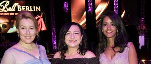 Die Drei von der Tanzstelle. Bundesfamilienministerin Franziska Giffey, Gesundheitssenatorin Dilek Kolat und Staatssekretärin Sawsan Chebli (v.li.) auf dem Presseball Berlin. 