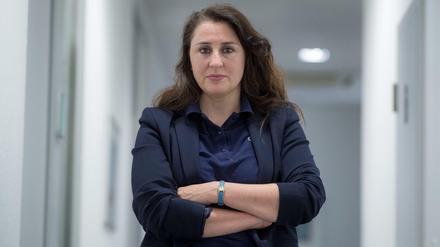Seda Basay-Yildiz, Rechtsanwältin, steht in ihrem Büro.