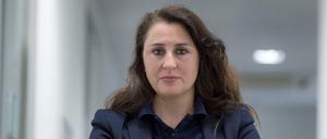 Seda Basay-Yildiz, Rechtsanwältin, steht in ihrem Büro.