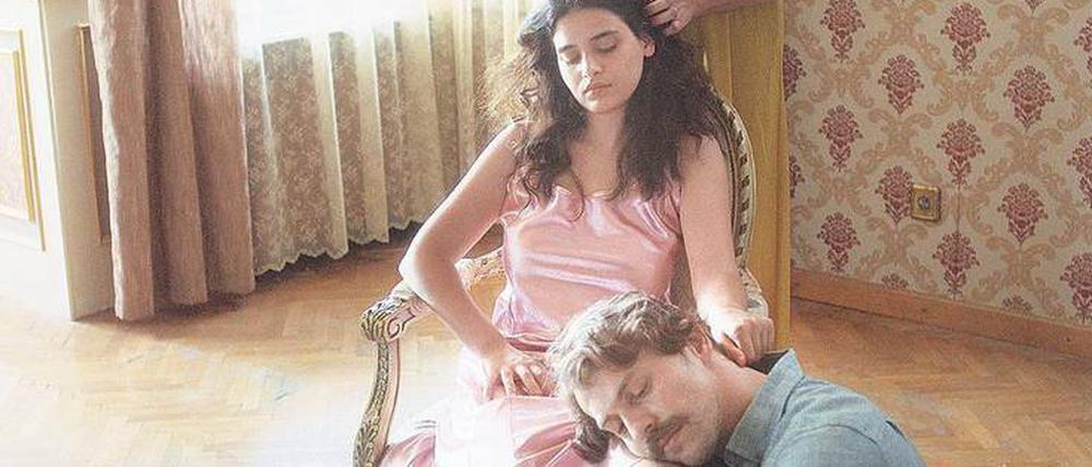 Begehrlichkeiten. Die Romanze von Nahla (Manal Issa) und dem Schnauzbärtigen´ (Metin Akdulger) existiert nur in ihrer Fantasie. Eigentlich steht die junge Syrerin vor ihrer von der Familie arrangierten Verheiratung.