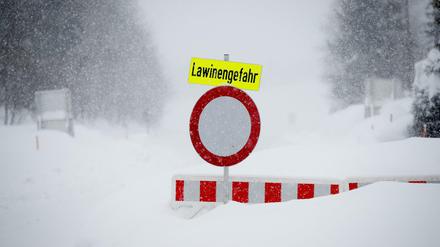 Eine Straße in Österreich ist wegen Lawinengefahr gesperrt. 