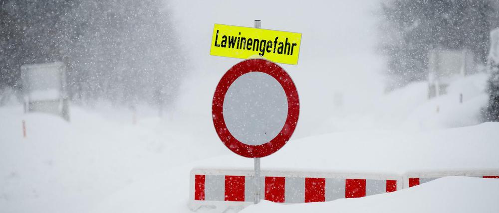 Eine Straße in Österreich ist wegen Lawinengefahr gesperrt. 