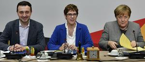 CDU-Generalsekretär Paul Ziemiak, CDU-Bundesvorsitzende Annegret Kramp-Karrenbauer und Kanzlerin Angela Merkel.