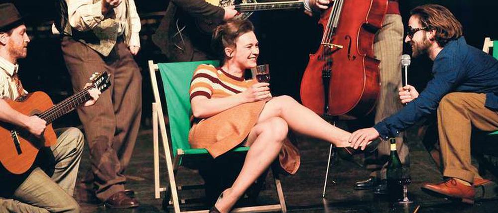 Kreuzfahrt mit Kapelle. Anastasia Gubareva, Dimitrij Schaad und die Musiker zeigen reichlich Körpereinsatz.