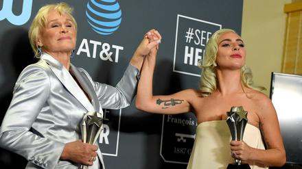 Glenn Close (l) und Lady Gaga halten ihre geteilten Auszeichnungen als beste Schauspielerinnen.