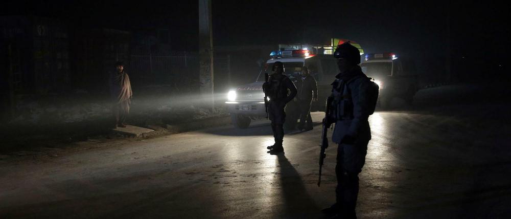Polizisten sperren die Straße in der Nähe eines Autobomben-Anschlags im afghanischen Kabul. 