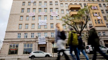 Plakate in der Karl-Marx-Allee in Berlin