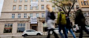 Plakate in der Karl-Marx-Allee in Berlin