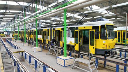 Eine Straßenbahn wird in der Tram-Werkstatt im BVG-Betriebshof Lichtenberg gewartet.