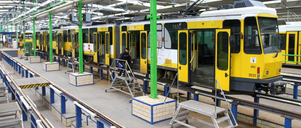Eine Straßenbahn wird in der Tram-Werkstatt im BVG-Betriebshof Lichtenberg gewartet.