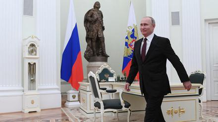 Wladimir Putin kommt zu einem Treffen mit seinem Amtskollegen aus Weißrussland.