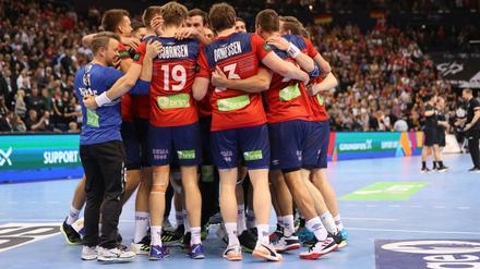 Herning, wir kommen! Norwegens Spieler jubeln über den Sieg im Halbfinale.