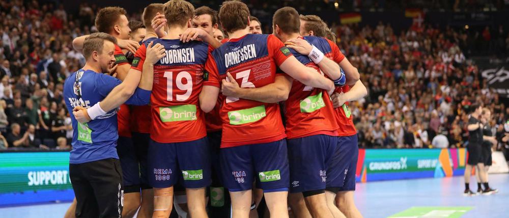 Herning, wir kommen! Norwegens Spieler jubeln über den Sieg im Halbfinale. 