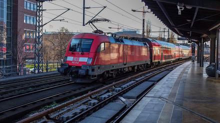 Ein Zug der RE1 auf der Berliner Stadtbahn