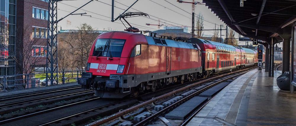 Ein Zug der RE1 auf der Berliner Stadtbahn