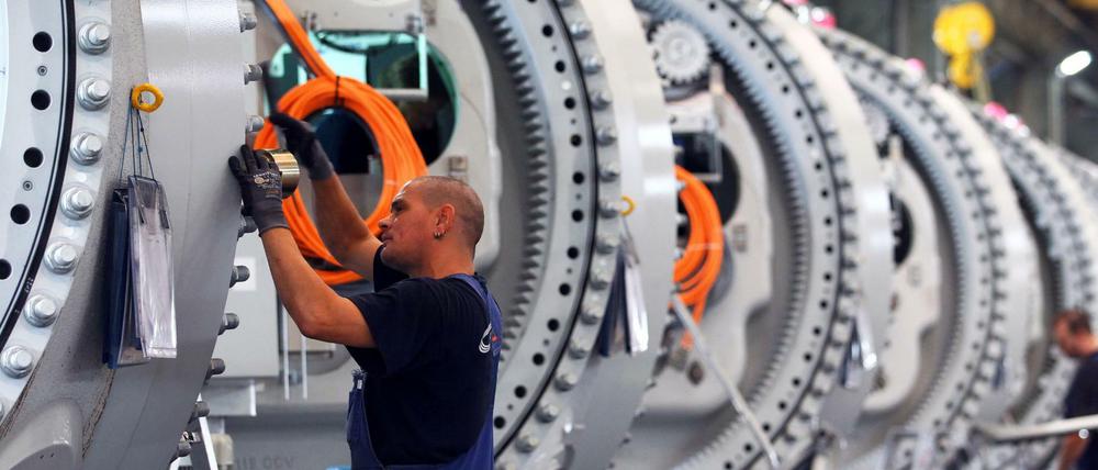 Monteure arbeiten an Naben für Windkraftanlagen in Rostock. (Symbolbild)
