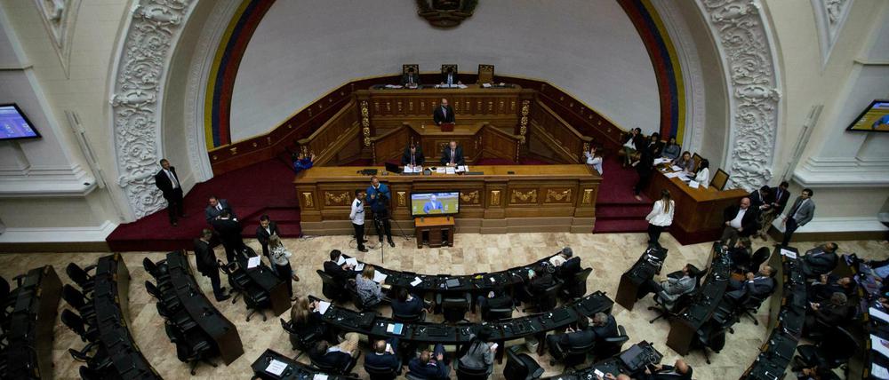 Abgeordnete der oppositionell kontrollierten Nationalversammlung diskutieren Maßnahmen gegen den venezolanischen Präsidenten Maduro.