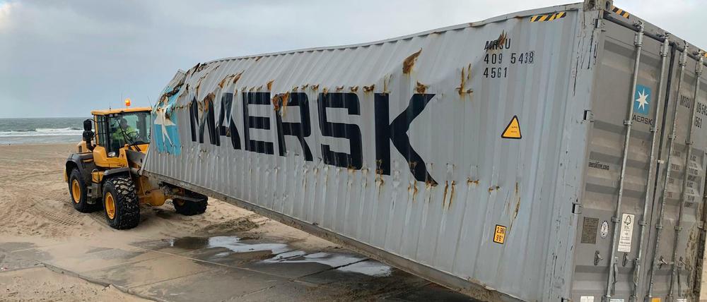 Niederlande, Vlieland: Beschädigte Frachtcontainer werden von einem Strand entfernt, nach der Havarie des Riesenfrachters "MSC Zoe" am Dienstag in der Nordsee.