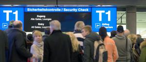 Wenn das Sicherheitsperson streikt, bilden sich lange Schlangen vor dem Security Check.