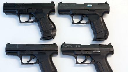 Pistolen vom Typ Walter P99 als Softairwaffe (oben links), als Luftdruckwaffe (oben rechts), als Schreckschusswaffe (unten rechts) und als scharfe Waffe (unten links).