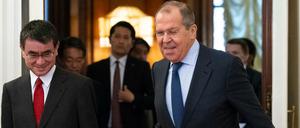 Russlands Außenminister Sergei Lawrow empfängt seinen japanischen Amtskollegen Taro Kono.