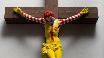 "McJesus" heißt die Skulptur des finnischen Künstlers Jani Leinonen aus dem Jahr 2015. Sie war bereits in Helsinki und Dänemark ausgestellt und erregte dort keinen Protest. 