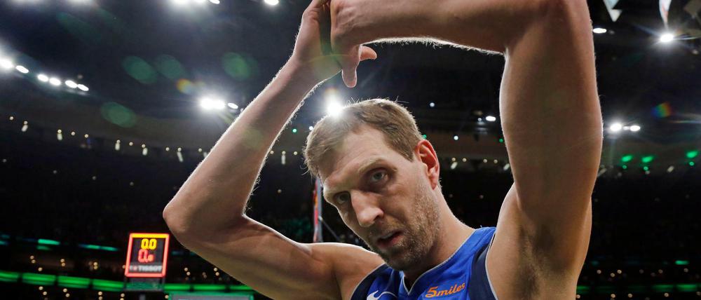 Immer noch da. Dirk Nowitzki. Aber auch: Dirkules. German Wunderkind. The Germanator. Dörk. Dunking Deutschman.