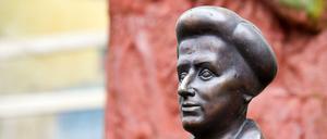 Eine Rosa-Luxemburg-Statue vom Bildhauer Rolf Biebl auf dem Franz-Mehring-Platz in Berlin