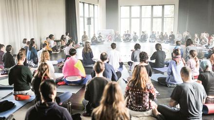 Die Teilnehmer der Kakao-Zeremonie machen es sich für eine einstündige, geführte Meditation bequem.