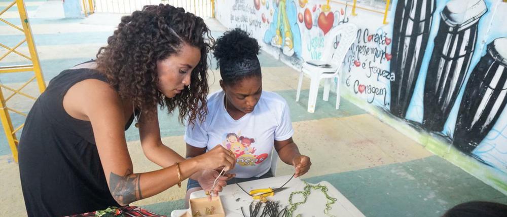Domitila Barros und ihre Mitarbeiterinnen besprechen die Kollektion. 